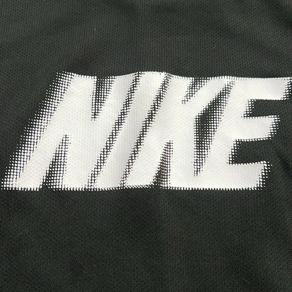 Nike dri-fit Black Sleeveless Shirt - Picture 3 of 3